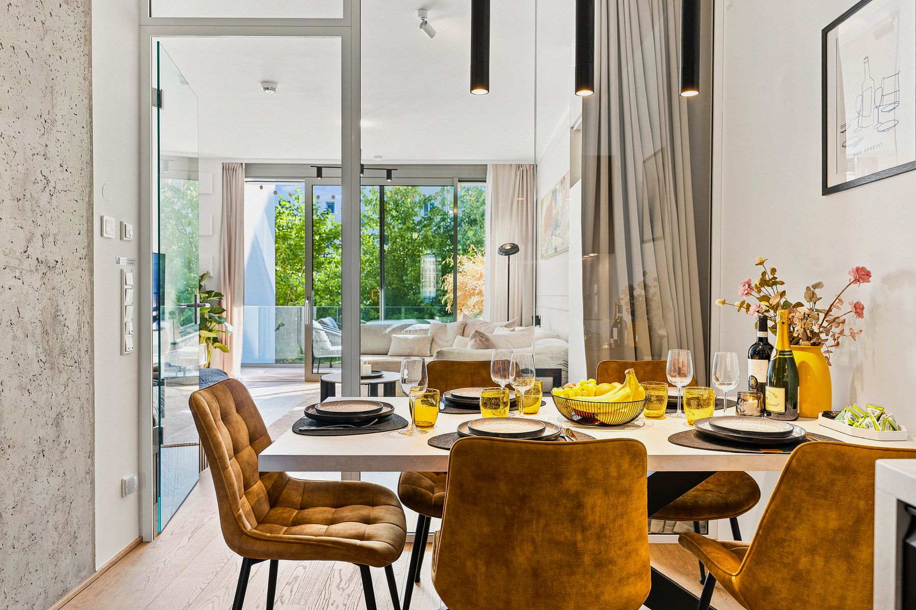 Gedeckter Esstisch mit Blick durch die Wohnung