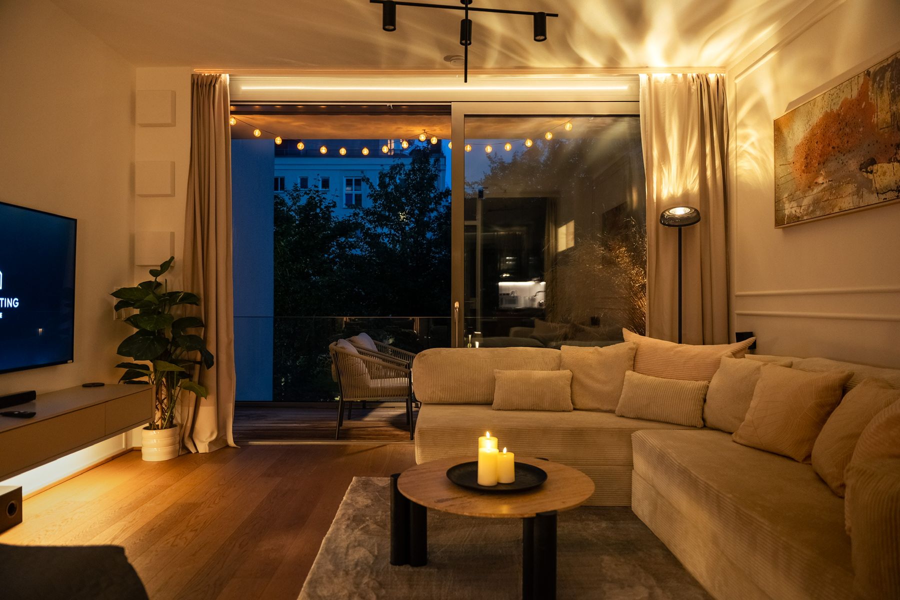 Wohnzimmer der Suite am Wasserturm am Abend
