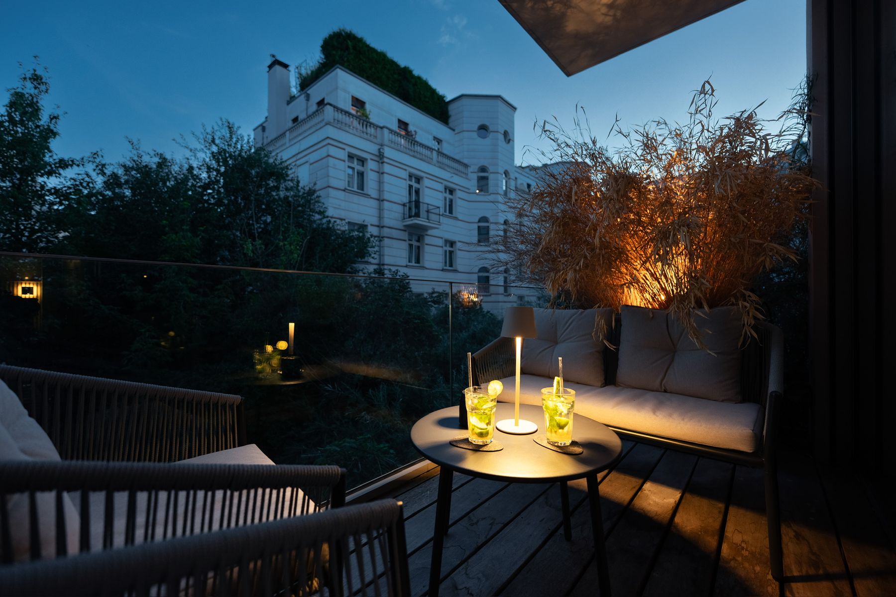 Balkon in der Abenddämmerung mit Kerzenlicht