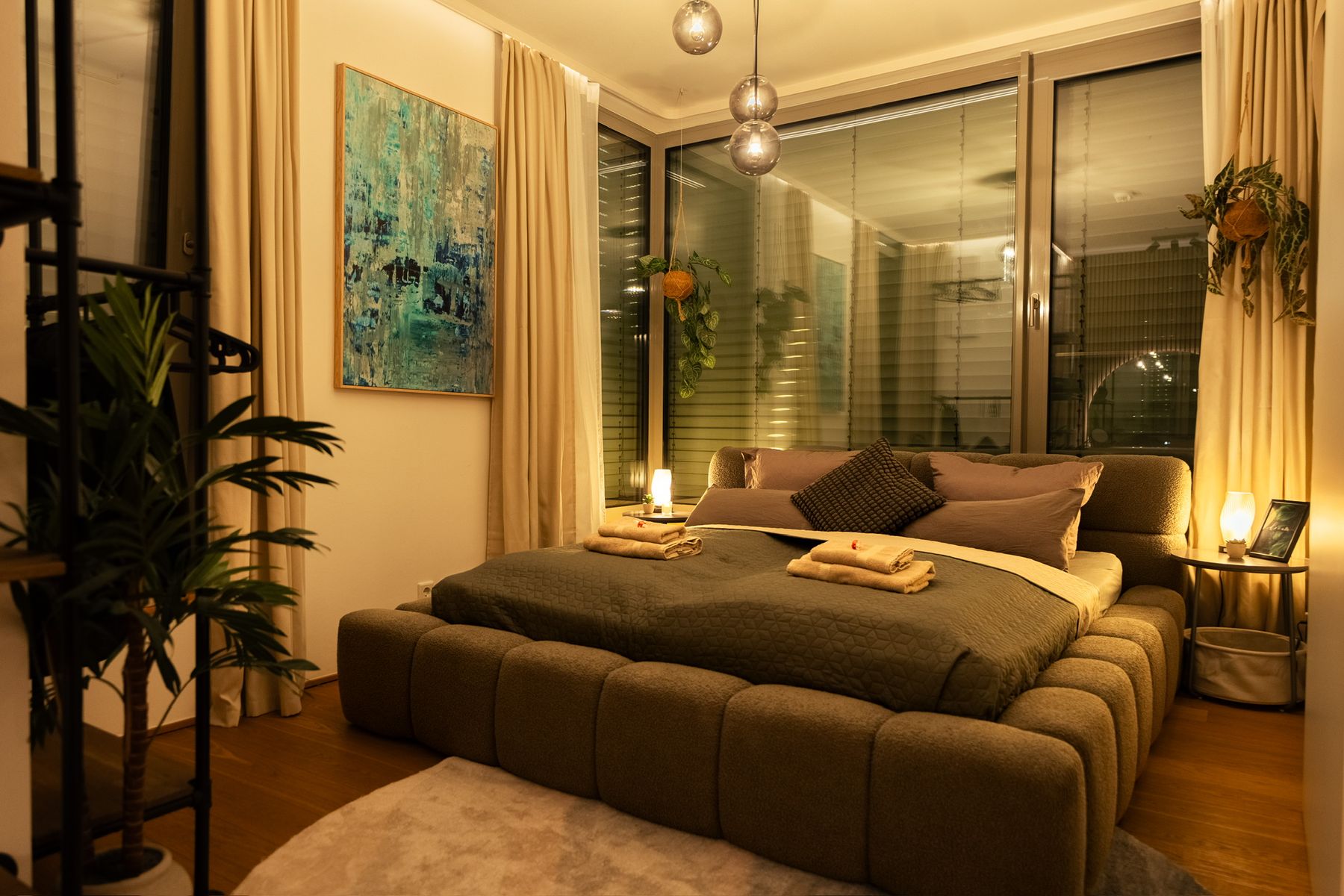 Schlafzimmer am Abend mit indirekter Beleuchtung