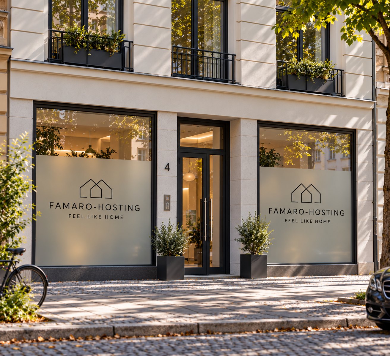 Hausfassade mit FAMARO-HOSTING-Schriftzug an den Fenstern
